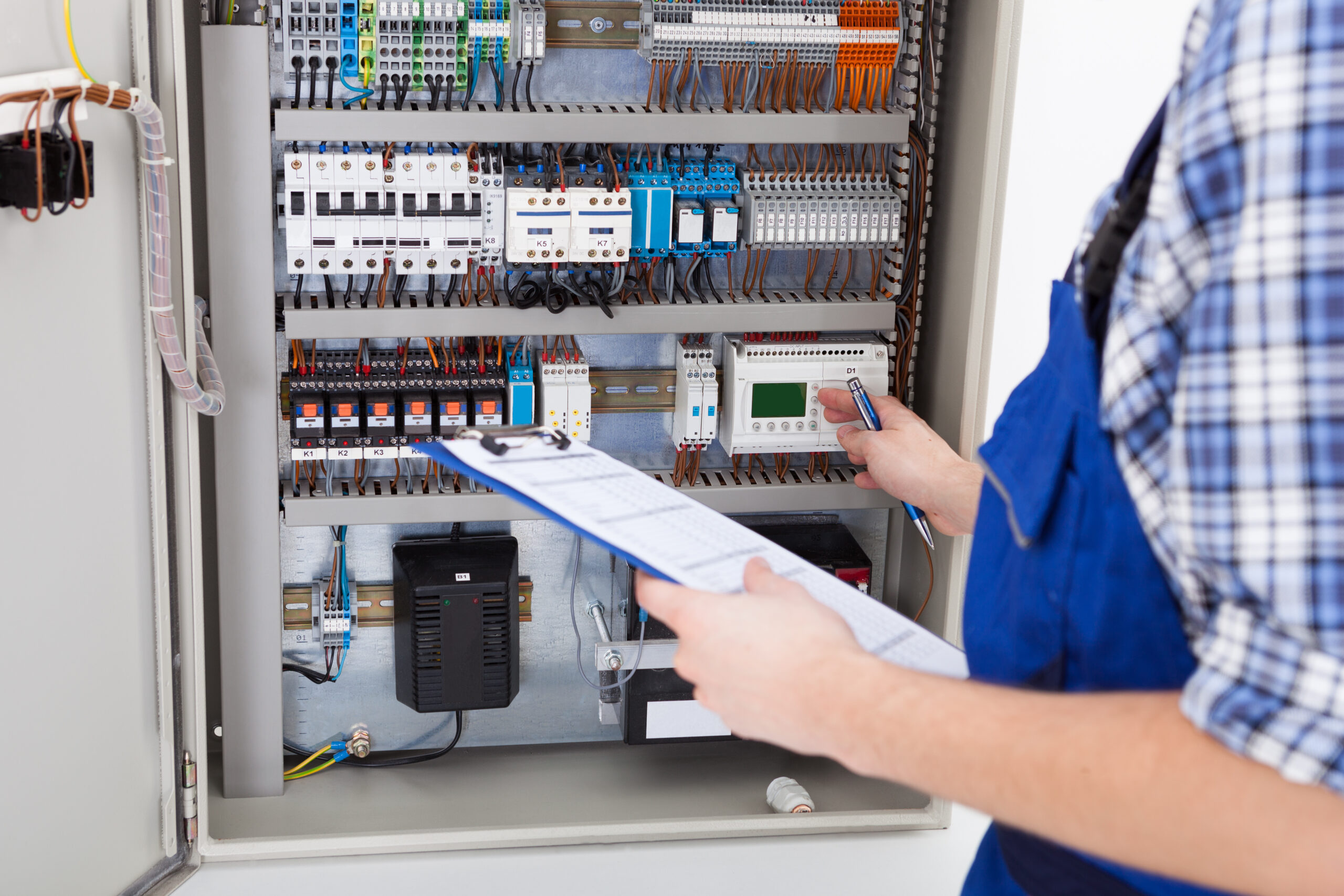 Cropped,Image,Of,Male,Technician,Holding,Clipboard,While,Examining,Fusebox